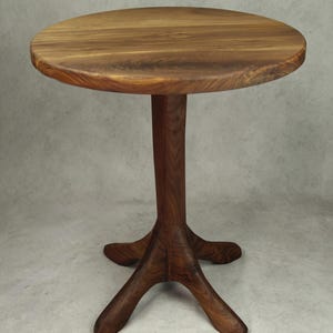 Handgesneden ronde bijzettafel van zwart walnoot