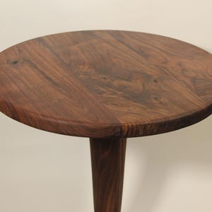 Ronde bijzettafel van zwart walnoot