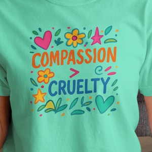 Mitgefühl &gt; Grausamkeit T-Shirt - Helle mutige Erklärung, Mitgefühl-T-Shirt, Kampf Grausamkeit T-Shirt, Menschrechtskleidung, soziale Gerechtigkeit