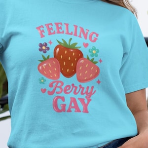 Feeling Berry Gay - Comfort Colors Pride T-Shirt mit Retro Erdbeer Design, Pride Parade T-Shirt, Draw Brunch T-Shirt, LGBTQ T-Shirt