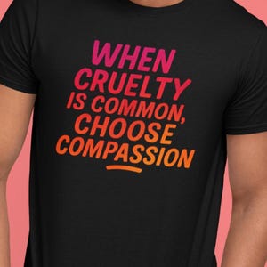 Wenn Grausamkeit verbreitet ist, wählen Sie Mitgefühl-T-Shirt - T-Shirt mit mutigem Farbverlaufszitat, Komfortfarben 1717, Ende der Grausamkeit T-Shirt