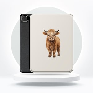 Può includere: Una custodia per tablet con un'illustrazione di una mucca delle Highlands. La custodia ha un dorso nero e una parte anteriore color crema. La mucca è raffigurata in marrone con pelo lungo e ispido e corna.
