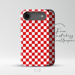 Peut inclure: Une coque de téléphone à carreaux rouges et blancs avec une découpe pour l'appareil photo. L'étui a une finition brillante et le texte "Free matching wallpaper" est écrit sur le côté.