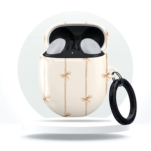 以下が含まれることがあります： ベージュ色の縦縞と小さなリボン模様のイヤホンケース。ケースは開いており、白いイヤホンが見えます。黒いリングがケースの側面に付いています。