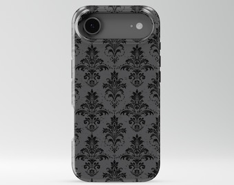 Könnte beinhalten: Smartphone-Hülle mit schwarzem Damastmuster auf grauem Hintergrund. Die Hülle hat eine schwarze Kameralinse und einen Blitz. Das Design zeigt ein sich wiederholendes Blumenmotiv mit einem Used-Look.