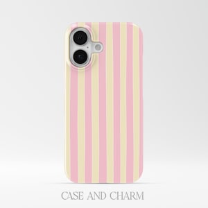 Könnte beinhalten: Handyhülle mit vertikalem Streifenmuster in Pastellrosa und Creme. Die Hülle hat einen Kameraausschnitt und die Worte "CASE AND CHARM" stehen unten.