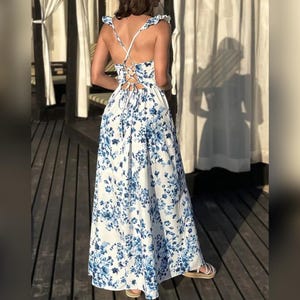 オープンバックのロング丈花柄ホワイト＆ブルーバケーションドレス