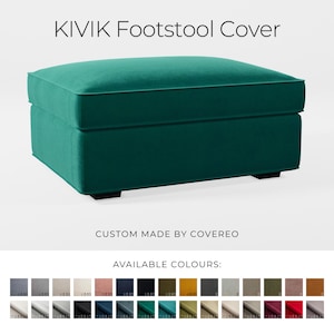 Op de afbeelding: Een teal Kivik voetenbankhoes. De hoes is rechthoekig met een gewatteerde bovenkant en een donkerdere tealkleurige rand. De tekst "KIVIK Footstool Cover" staat bovenaan. De tekst "CUSTOM MADE BY COVEREO" staat eronder. Onderaan staat een kleurenkaart.