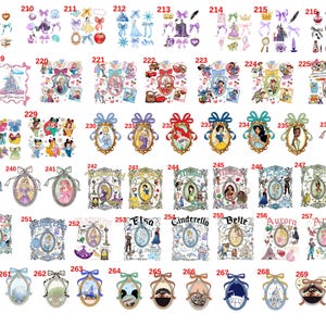 Op de afbeelding: Een verzameling stickers en strikken met verschillende Disney-personages en thema's. De ontwerpen omvatten prinsessen, kastelen en andere gerelateerde elementen, met een verscheidenheid aan kleuren en stijlen. De afbeelding is een collage van verschillende stickerontwerpen.
