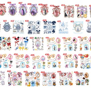 Op de afbeelding: Een verzameling Disney-stickers en -decals. De ontwerpen omvatten verschillende personages, strikken, frames en het Disneyland-logo. Het kleurenpalet is divers, met roze, blauw, paars en rood. De stickers zijn gerangschikt in een raster.