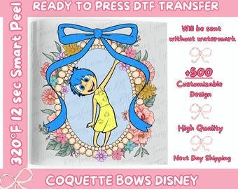 Op de afbeelding: Een DTF-transferontwerp met een stripfiguur in een gele jurk, omlijst door een blauw lint en bloemelementen. Tekst bevat "READY TO PRESS DTF TRANSFER" en "COQUETTE BOWS DISNEY".