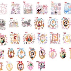 Op de afbeelding: Een verzameling stickers met Disney-personages en -sc&egrave;nes. De stickers bevatten afbeeldingen van prinsessen, kastelen en andere iconische Disney-elementen, met een verscheidenheid aan frames en decoratieve elementen. Het kleurenpalet bestaat voornamelijk uit pastelroze, blauw en geel.