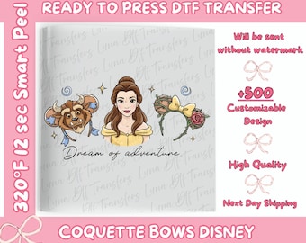 Op de afbeelding: Een kant-en-klare DTF-transfer met illustraties van Belle, het Beest en een rozenhoofdband. De tekst "Dream of adventure" is inbegrepen. Het ontwerp is voor "Coquette Bows Disney" en is een smart peel op 160°C gedurende 12 seconden.