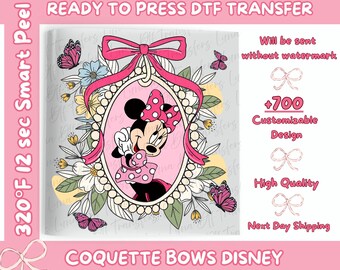 Op de afbeelding: Een roze en grijze DTF-transfer met Minnie Mouse in een roze stippenstrik en jurk, omringd door bloemen en vlinders. De tekst luidt "READY TO PRESS DTF TRANSFER" en "COQUETTE BOWS DISNEY".