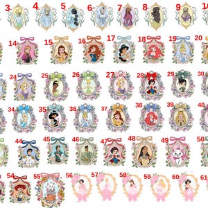 Op de afbeelding: Een verzameling van 62 ingelijste illustraties, elk met een ander personage, waaronder prinsessen en andere figuren. De ovale frames zijn versierd met bloemmotieven en strikken en zijn verkrijgbaar in verschillende kleuren.