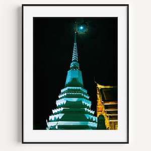Stampa artistica da parete di un tempio thailandese, fotografia di un tempio buddista di Bangkok, stampa di viaggio al chiaro di luna, decorazione di architettura asiatica, stampa artistica da parete della Thailandia
