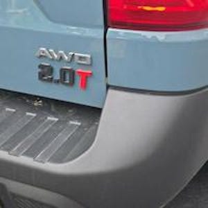 Emblemas personalizados para a porta traseira com texto personalizado, em várias cores.