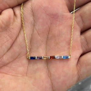 Colar com pedra de nascimento em baguete de ouro maciço 14K: presente personalizado para a família