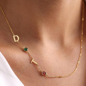Collar de piedra de nacimiento personalizado con letras iniciales • Collar con letras familiares personalizadas • Collar con letras doradas, regalo para mamá o para ella