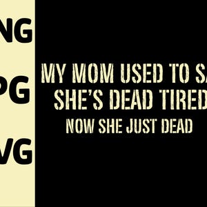 Puede incluir: Diseño gráfico de texto en blanco y negro con el texto "Mi madre solía decir que estaba muerta de cansancio, ahora está simplemente muerta".