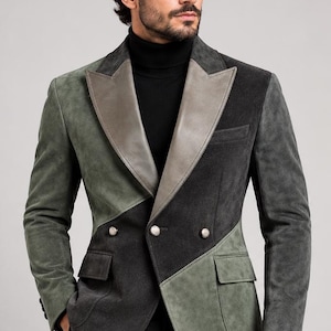 Könnte beinhalten: Ein zweireihiger Blazer mit einem Color-Block-Design in Salbeigrün und Anthrazit. Das Kleidungsstück besteht aus einem wildlederartigen Material mit glatten grauen Revers, zwei Vordertaschen mit Klappen und drei silberfarbenen Knöpfen.
