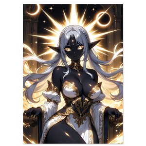 Puede incluir: Una elfa de piel oscura con largo cabello plateado y orejas puntiagudas, vistiendo un corpiño blanco y dorado ornamentado con mangas fluidas. La figura se sitúa ante un resplandeciente sol dorado y lunas crecientes en un fondo oscuro.