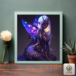 Op de afbeelding: Een ingelijste digitale kunstprint met een fantasiefiguur met wit haar, een donkere huid en paarse en blauwe vleugels. Het personage draagt een donkere outfit met gouden details. Het kunstwerk staat tegen een donkere achtergrond.