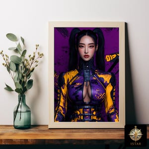 Op de afbeelding: Ingelijste digitale kunstprint met een vrouw met zwarte staartjes, gekleed in een futuristische gele en paarse outfit. De achtergrond is paars met abstracte gele accenten. Het kunstwerk wordt weergegeven op een houten oppervlak.