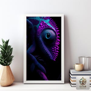 Op de afbeelding: Een ingelijste kunstdruk met een close-up van een kameleon. De huid van de kameleon is een levendige mix van paarse, turquoise en blauwe tinten. Het kunstwerk is geplaatst tegen een zwarte achtergrond, waardoor de levendige kleuren van het reptiel worden benadrukt.