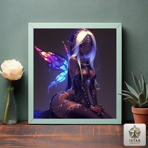 Op de afbeelding: Een ingelijste digitale kunstprint met een donkergekleurde fee met wit haar, blauwe ogen en sierlijke donkere kleding. De fee heeft kleurrijke vleugels en is versierd met juwelen. Het kunstwerk is tegen een donkere achtergrond.