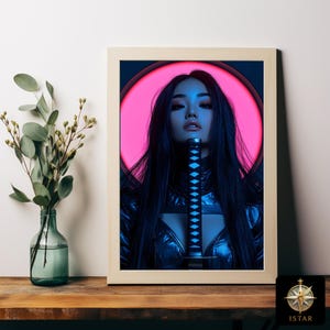 Op de afbeelding: Een vrouw met lang zwart haar draagt een zwart leren outfit en houdt een katana-zwaard vast. Ze staat voor een roze cirkel met een blauwe gloed.