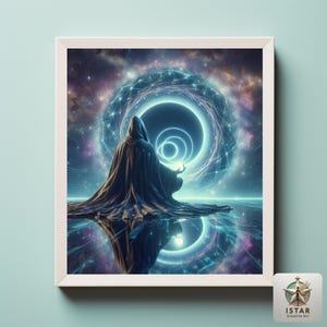 Op de afbeelding: Ingelijste digitale kunstprint met een geklede figuur met een gloeiende bol, zittend voor een kosmisch portaal. Het kunstwerk wordt gedomineerd door tinten blauw, paars en zwart, met een reflecterend oppervlak eronder. De afbeelding staat in een witte lijst.