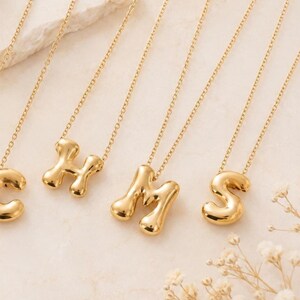 Personalisierte Initialen-Halskette – Goldene Buchstabenkette in Blasenform, zierliche Namenskette, minimalistischer Initialen-Schmuck, Geschenk für Sie