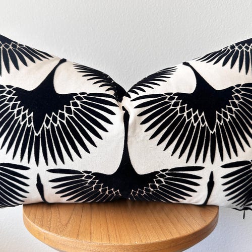 Housse de coussin en velours découpé à motif d'oiseaux – Jeté décoratif noir style milieu du siècle – Coussin sur mesure