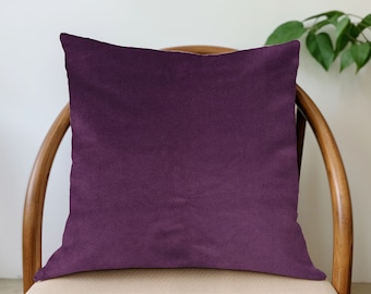 Ciemnofioletowa aksamitna poszewka na poduszkę – Plum Sofa Accent – designerska poduszka dekoracyjna do salonu z zamkiem błyskawicznym