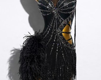 Vestido de baile latino personalizado con flecos negros, detalle de plumas y adornos de diamantes de imitación.