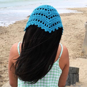 Patrón PDF de pañuelo de crochet fácil con videotutorial.