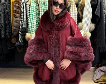 Capa de cachemira burdeos con ribete de piel de zorro: Chal de lana con piel de zorro. Falda delantera - Chaqueta de piel de zorro. Chaqueta de piel de zorro burdeos. Capa de piel de zorro.