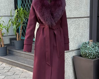 Abrigo de piel de zorro con cuello de cachemira burdeos, hecho a mano, de lujo para mujer. Disponible en todos los colores. Largo de 120 cm con cinturón de cachemira y piel de zorro.