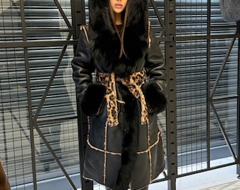 Schwarzer Lammfellmantel mit Kapuze Fuchspelz, luxuriöse lange Winterlammpelzjacke
