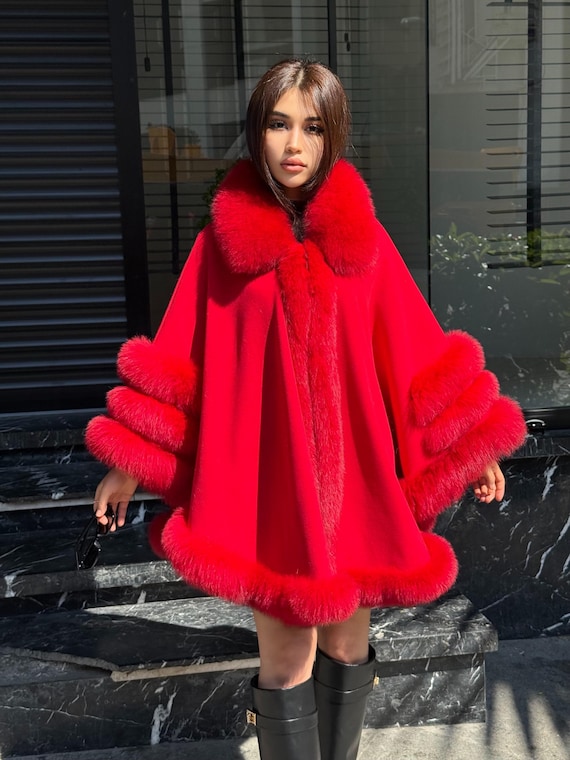 Roter Woll-Kaschmir-Umhang mit Fuchspelzbesatz – Handgefertigter