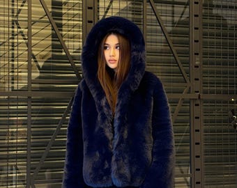 Abrigo de piel sintética azul marino de peluche: chaqueta vegana de invierno suave con capucha para mujer