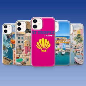 Peut inclure: Plusieurs coques de téléphone avec différents motifs. L'une est rose vif avec le texte "ST TROPEZ L'ÉLÉGANTE" et un coquillage jaune. D'autres coques présentent des scènes côtières, des bâtiments et un cocktail.