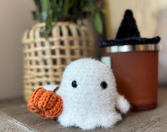 Häkelanleitung für einen flauschigen Geist: Amigurumi mit Kürbishandtasche und Hexenhut (PDF)