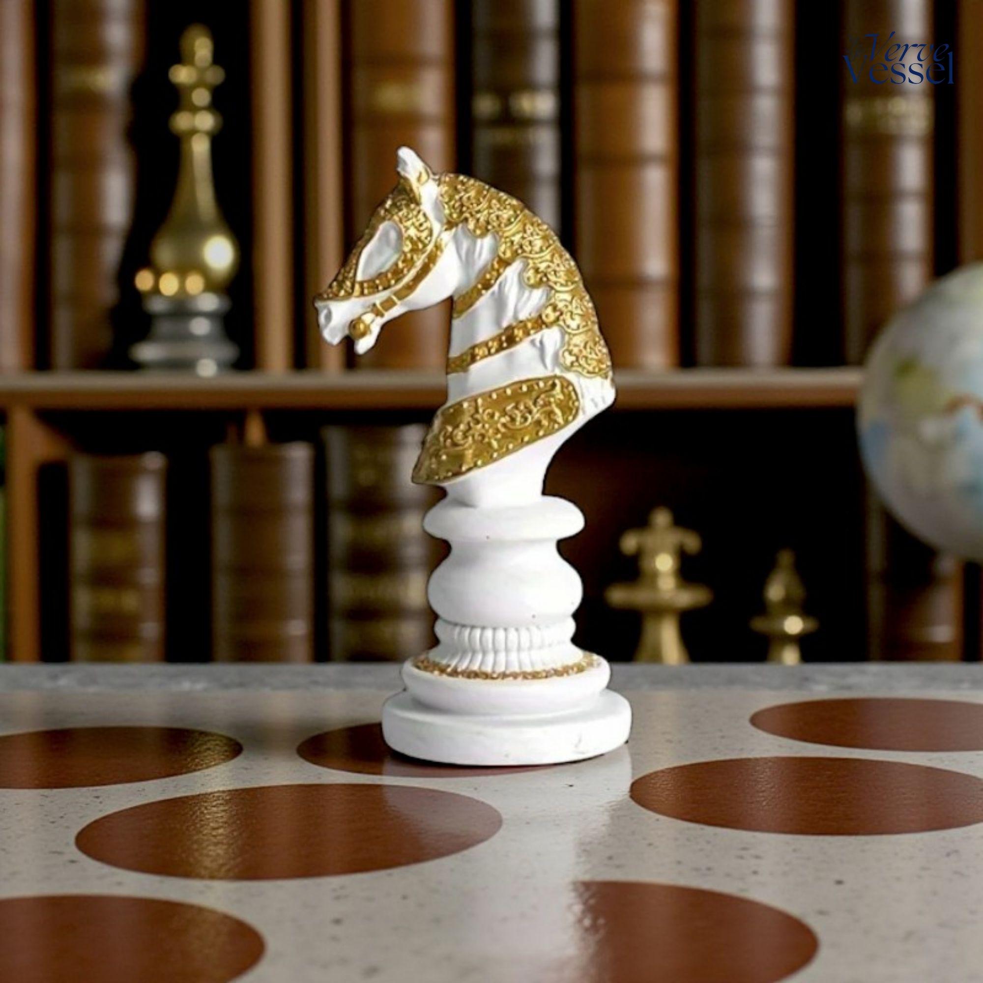 ゴールデンチェスキング樹脂彫刻 - 抽象的なチェスの駒の置物、モダン