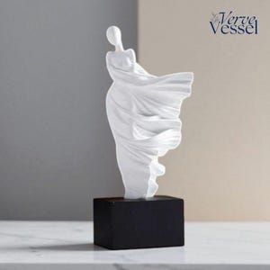 Modern Resin Thinker Statue – Abstract Character Sculpture for Tabletop, Shelf, Office, or Home Decor Gift Idea