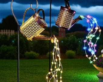 Solcellsdriven vattenkanna – Hängande älvlykta för trädgård, uteplats eller gångväg – Metall utomhusdekor med varmvitt LED-ljus