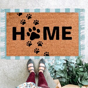 Cute Paw Print Doormat – HOME Paw Design Welcome Mat for Dog or Cat Lovers, Pet Friendly Entryway Decor, Housewarming Gift for Pet Owners