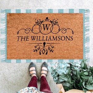 Elegant Personalized Last Name Doormat – Custom Family Monogram Welcome Mat with Flourish Design, Classy Entry Rug, Wedding Gift Doormat