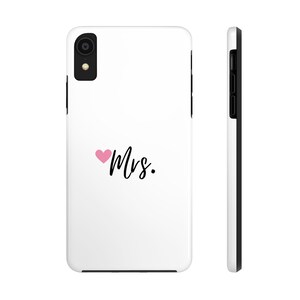 Puede incluir: Carcasa de teléfono blanca con un corazón rosa y la palabra "Mrs." en letra negra.